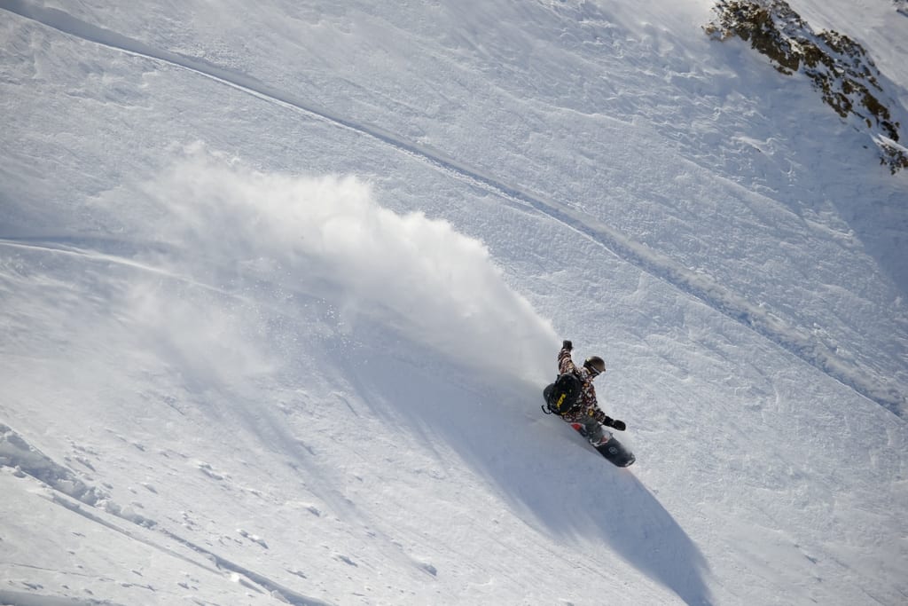 Snowboarder en una bajada freeride en las pistas de Las Leñas.